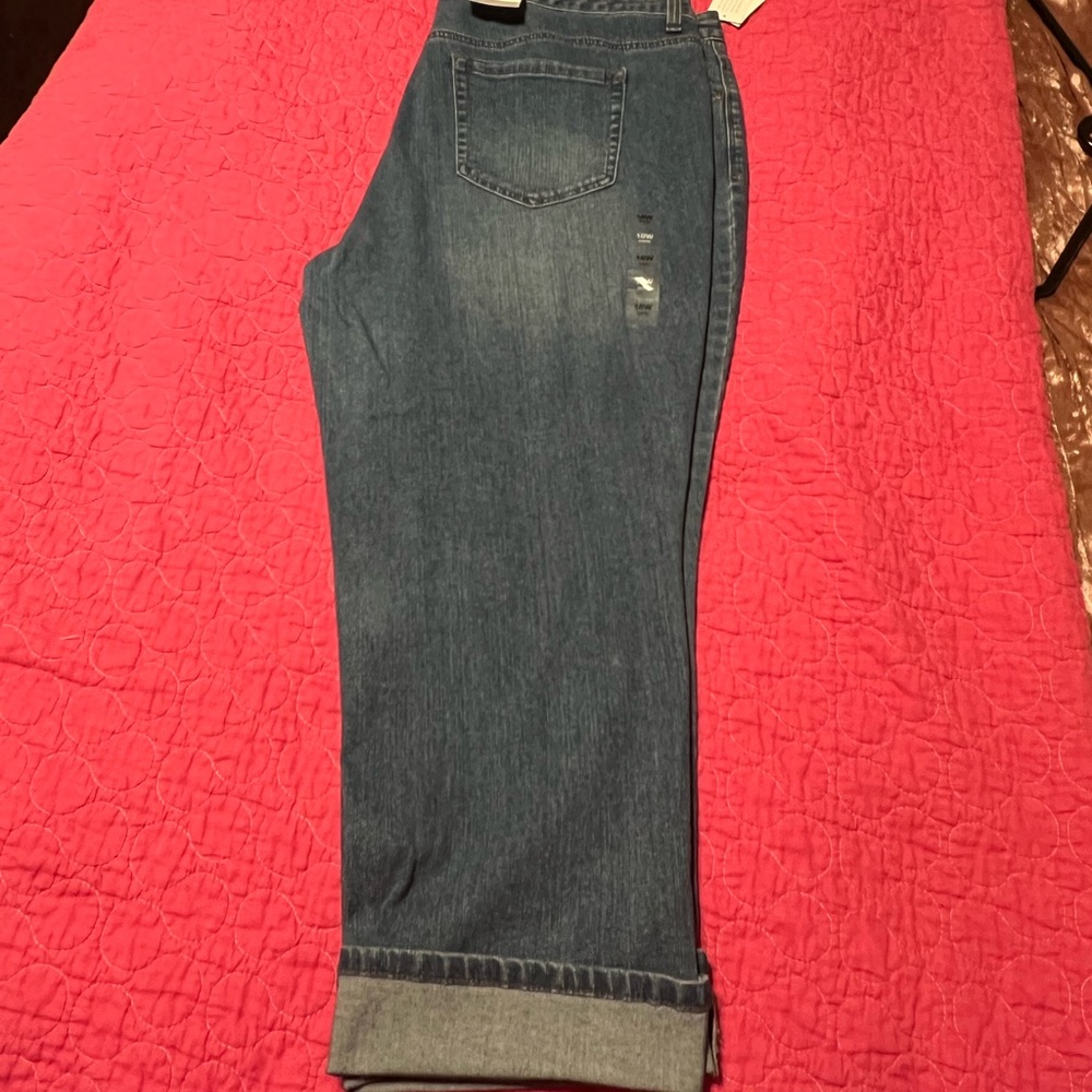 Denim Capri pant. mid-rise.